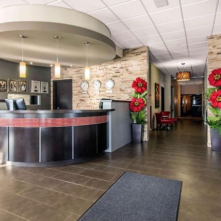 Econo Lodge Inn & Suites Saint Apollinaire 外观 照片