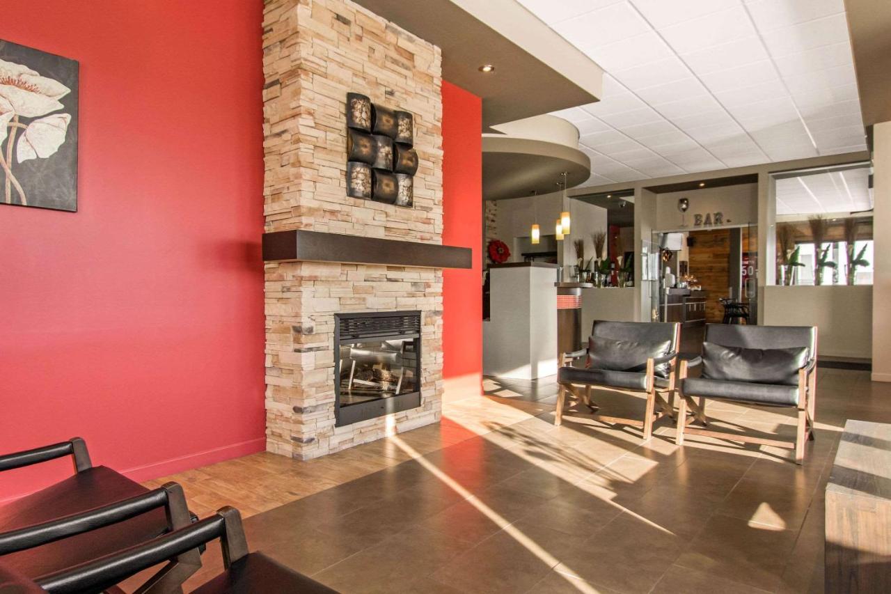 Econo Lodge Inn & Suites Saint Apollinaire 外观 照片