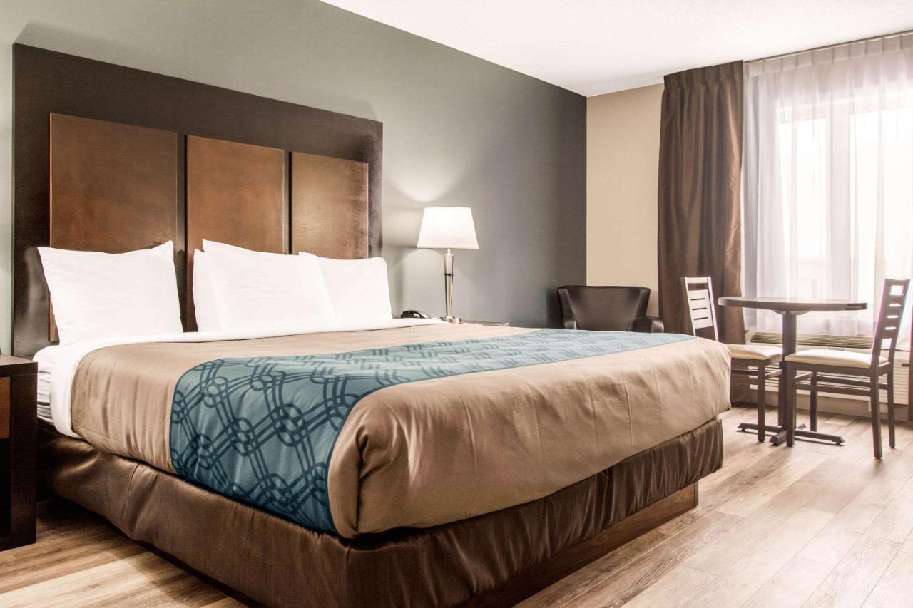 Econo Lodge Inn & Suites Saint Apollinaire 外观 照片