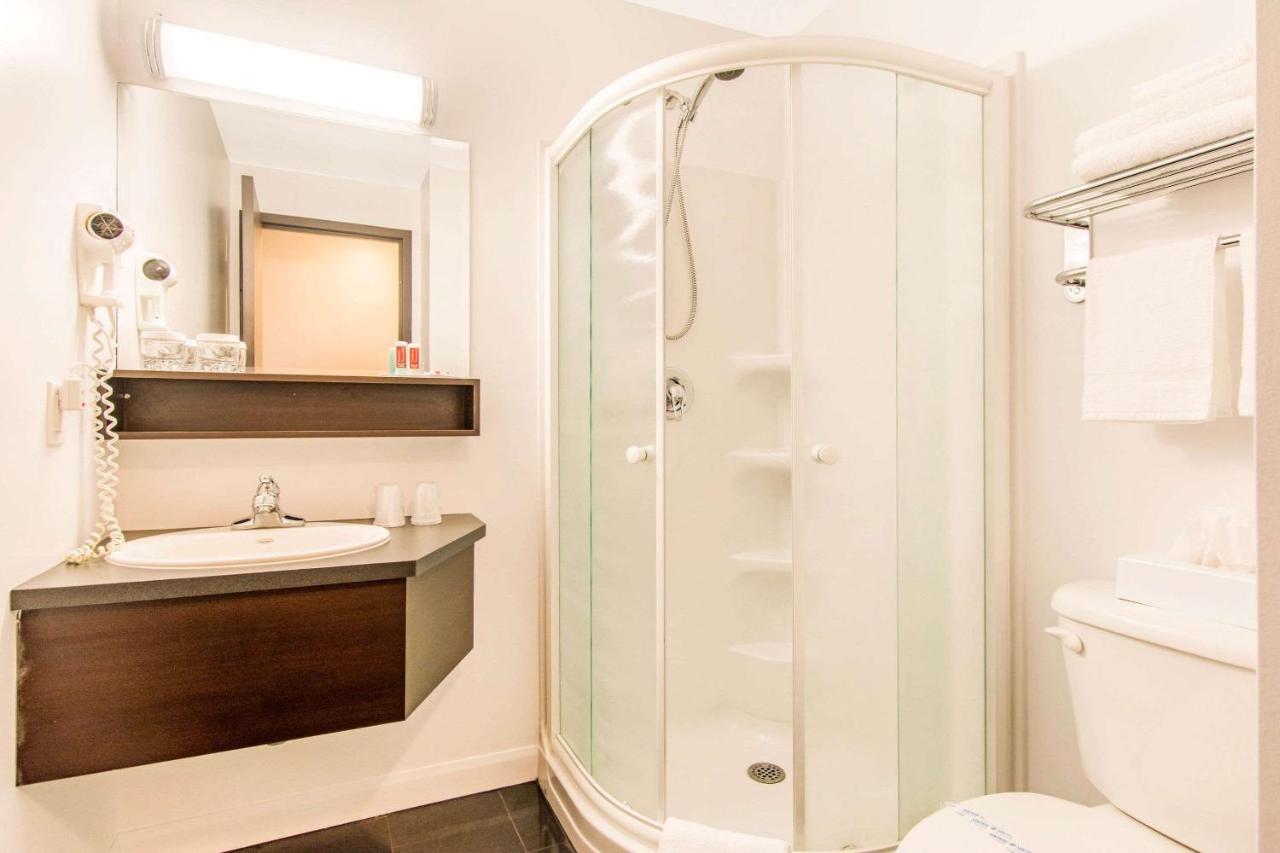 Econo Lodge Inn & Suites Saint Apollinaire 外观 照片
