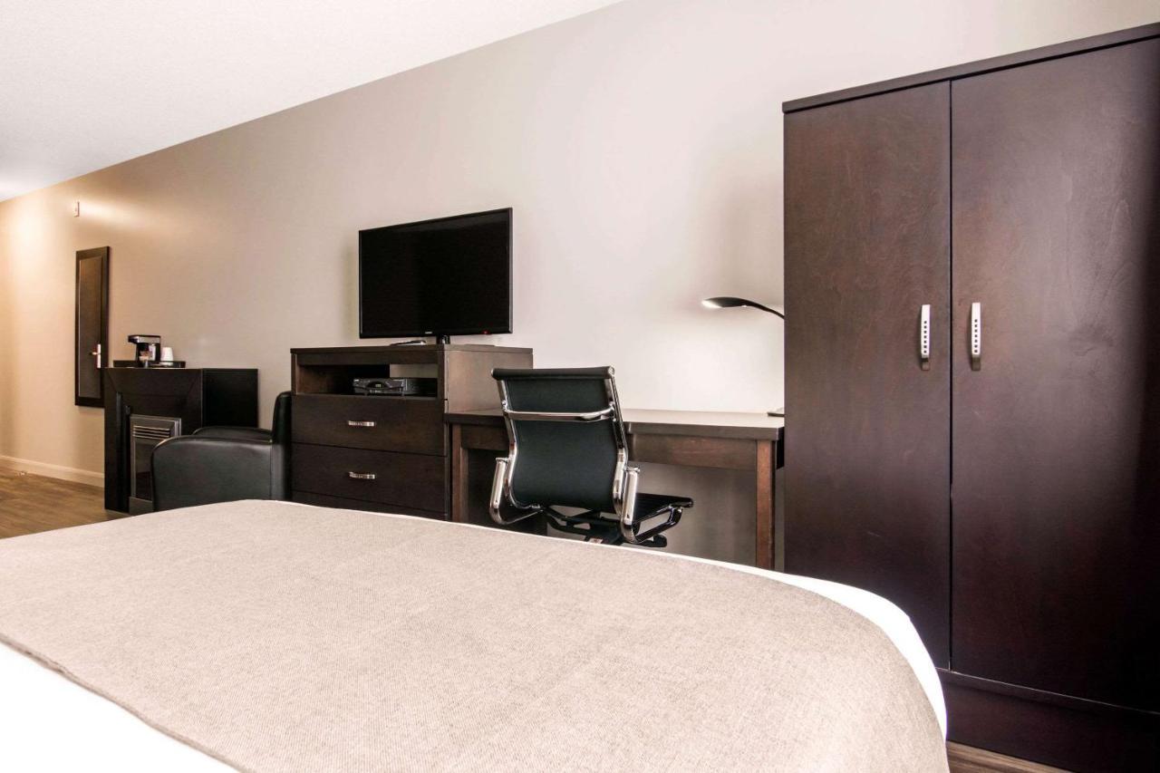 Econo Lodge Inn & Suites Saint Apollinaire 外观 照片