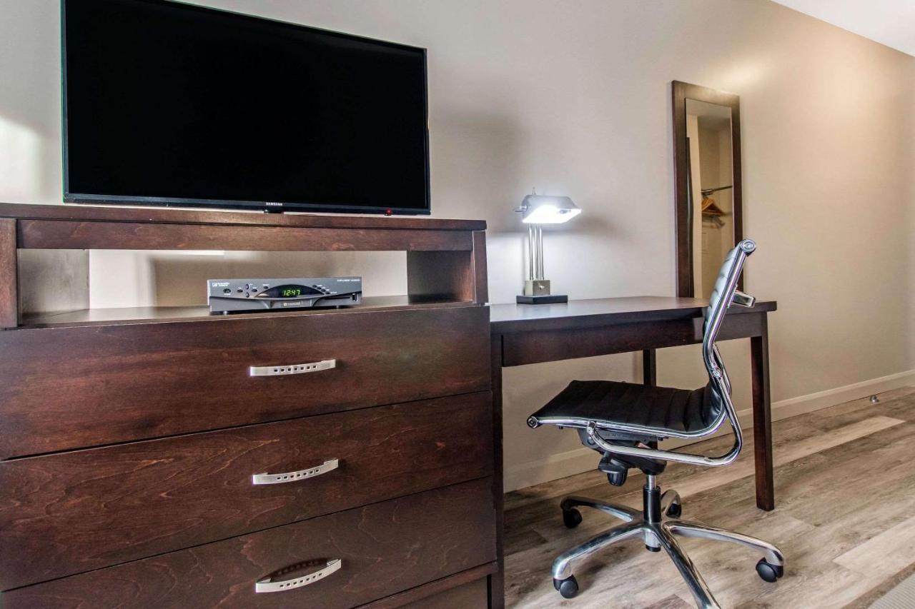 Econo Lodge Inn & Suites Saint Apollinaire 外观 照片