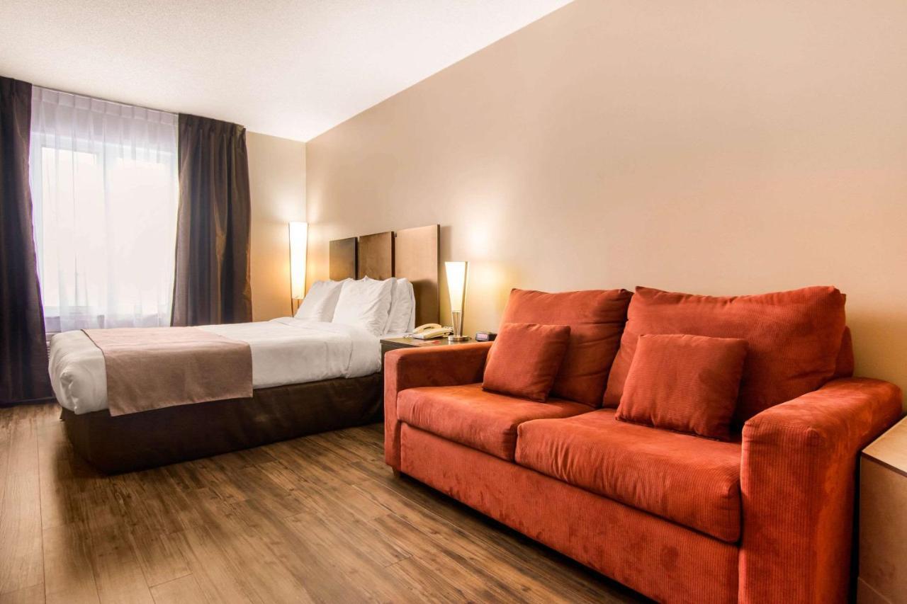 Econo Lodge Inn & Suites Saint Apollinaire 外观 照片