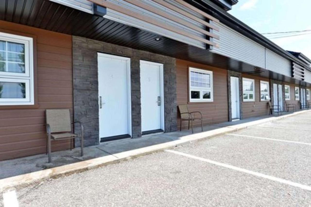 Econo Lodge Inn & Suites Saint Apollinaire 外观 照片