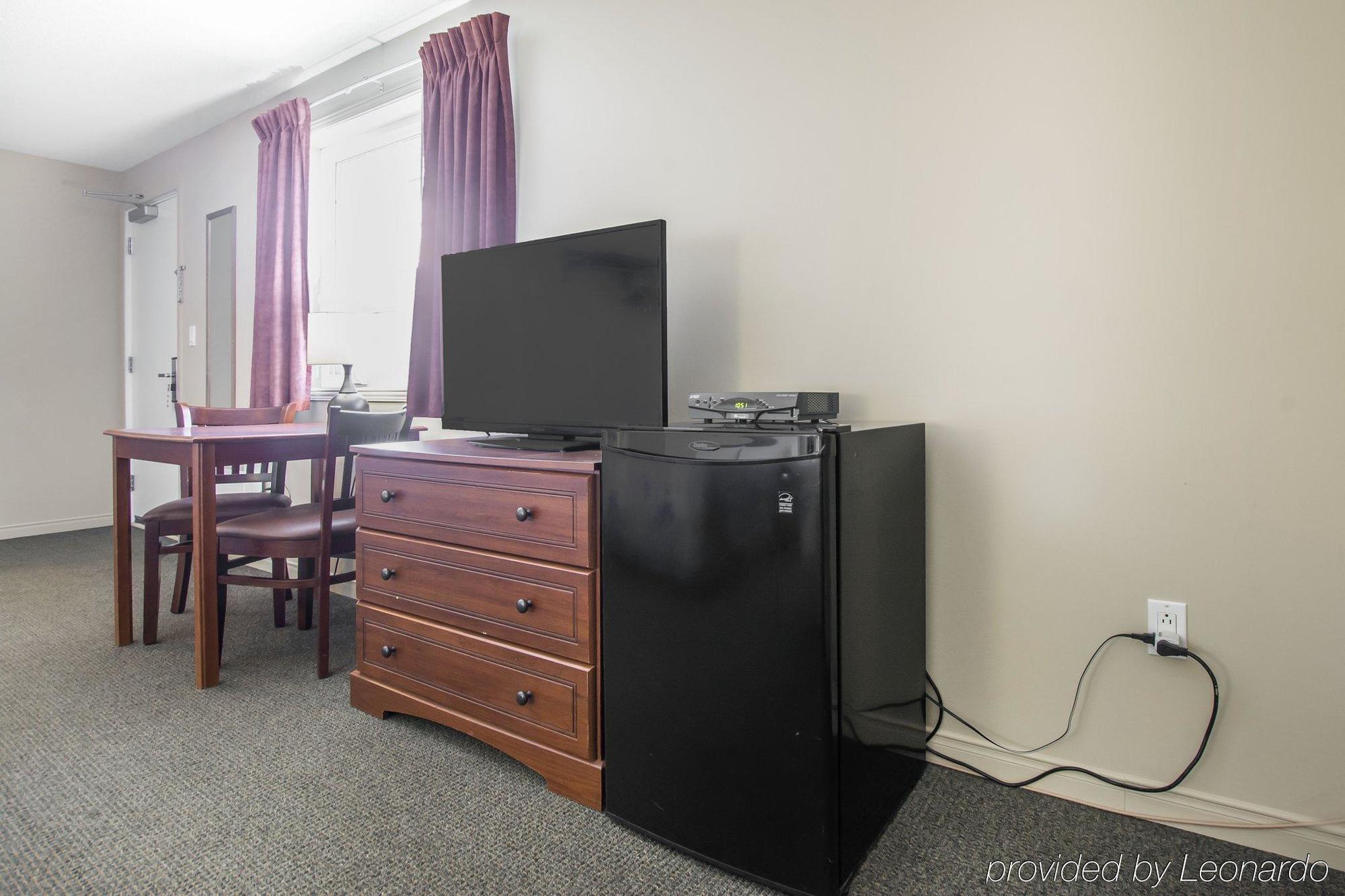 Econo Lodge Inn & Suites Saint Apollinaire 外观 照片