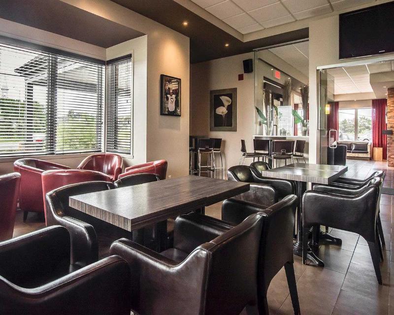 Econo Lodge Inn & Suites Saint Apollinaire 外观 照片