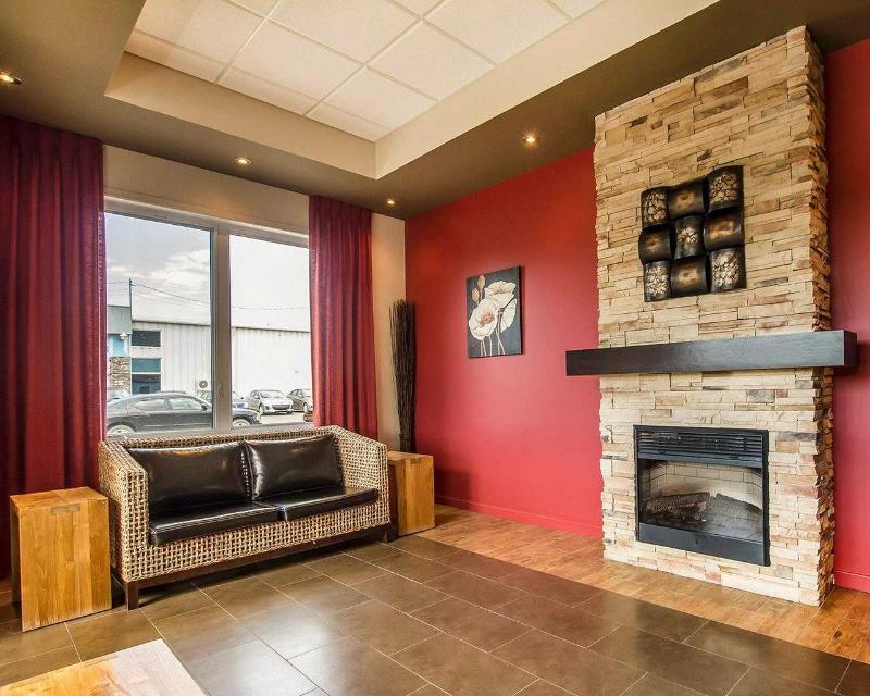Econo Lodge Inn & Suites Saint Apollinaire 外观 照片