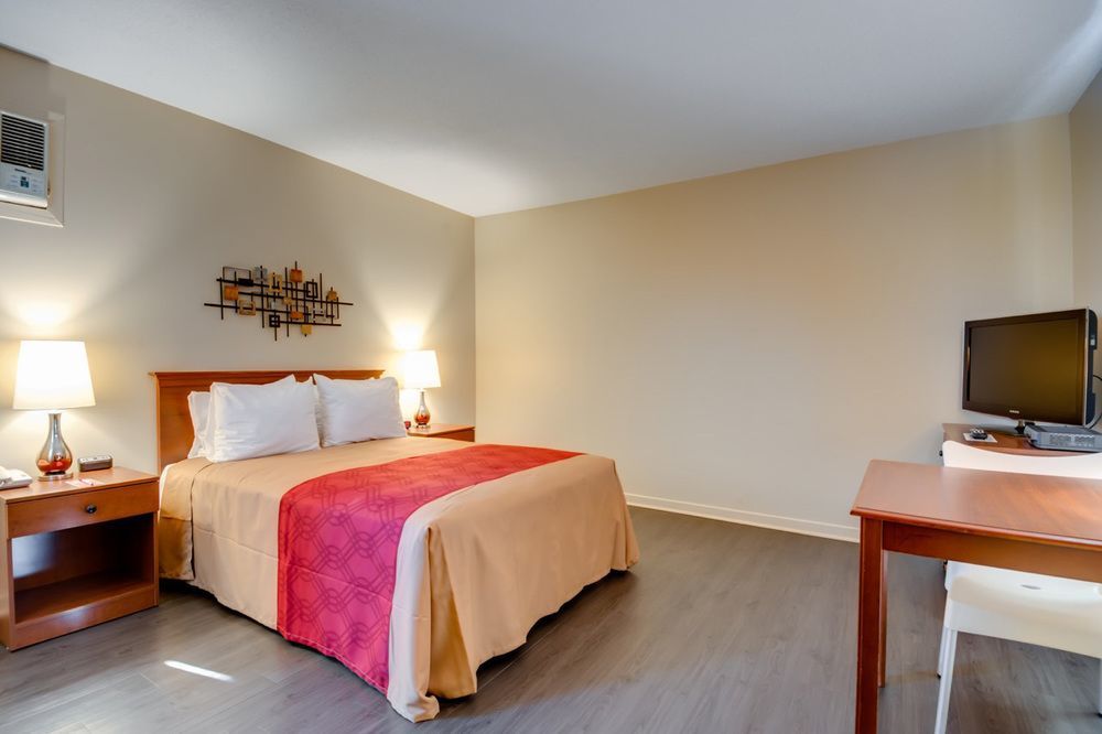 Econo Lodge Inn & Suites Saint Apollinaire 外观 照片