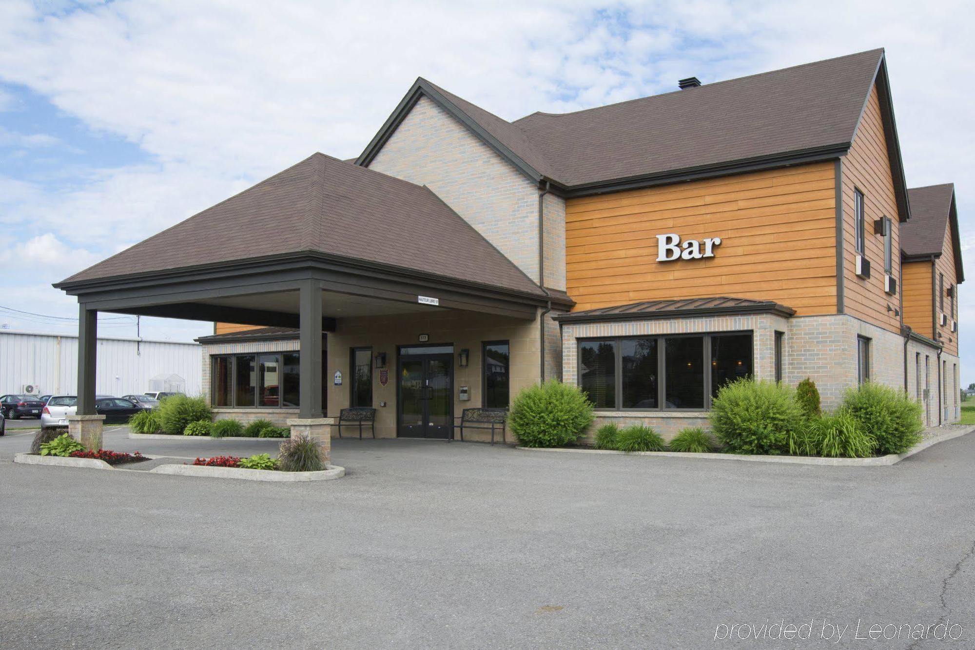 Econo Lodge Inn & Suites Saint Apollinaire 外观 照片