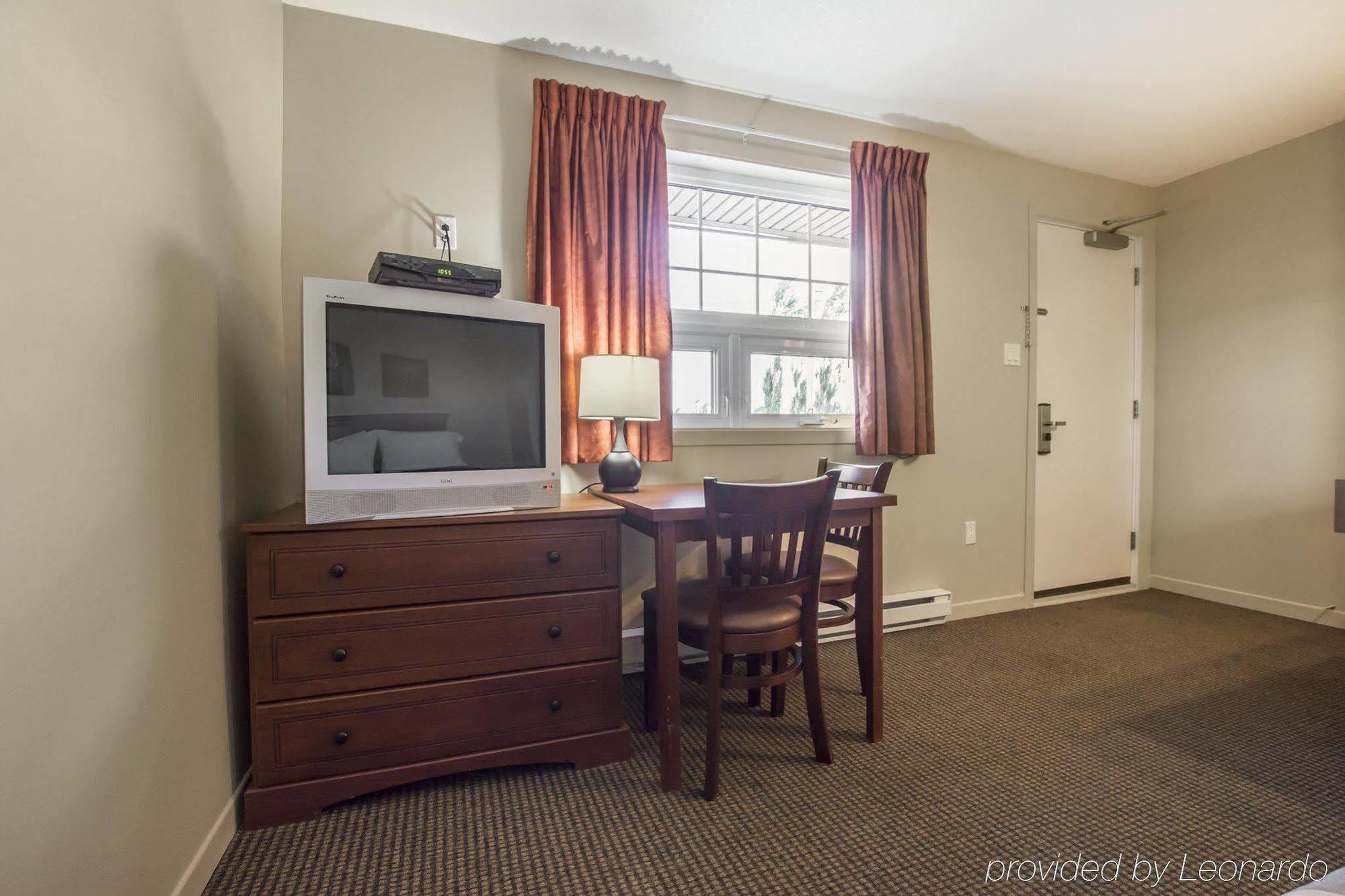 Econo Lodge Inn & Suites Saint Apollinaire 外观 照片