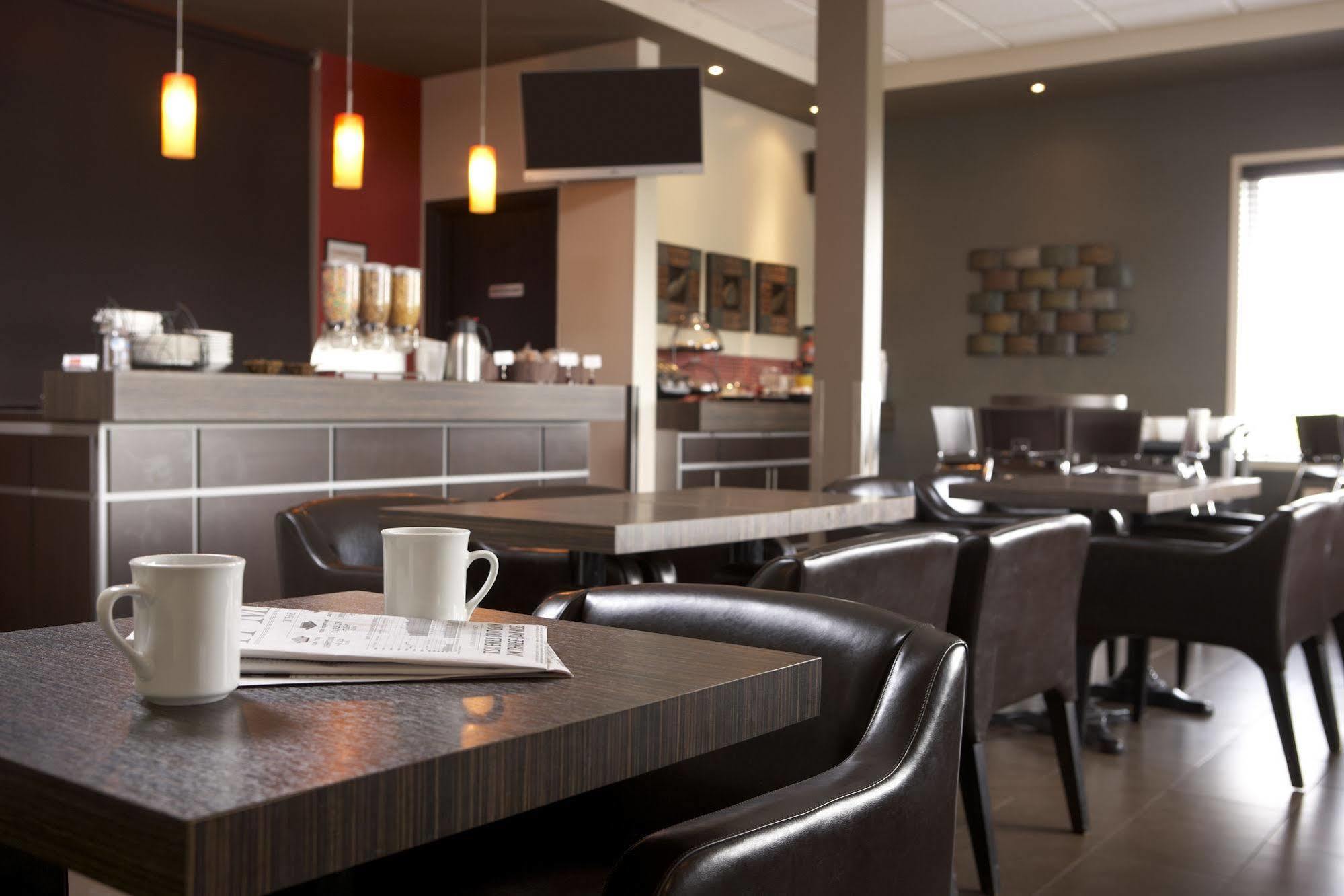Econo Lodge Inn & Suites Saint Apollinaire 外观 照片