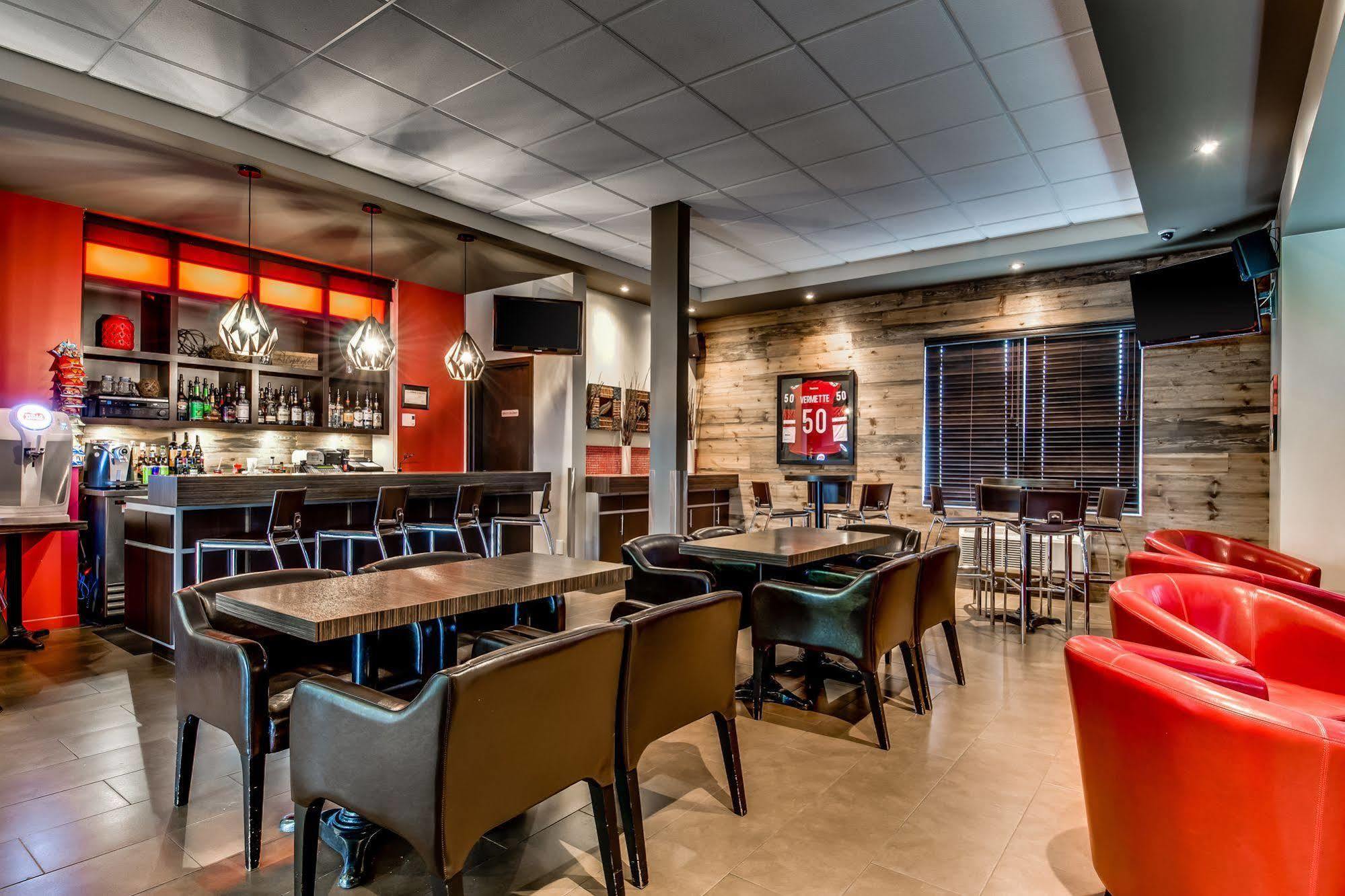 Econo Lodge Inn & Suites Saint Apollinaire 外观 照片