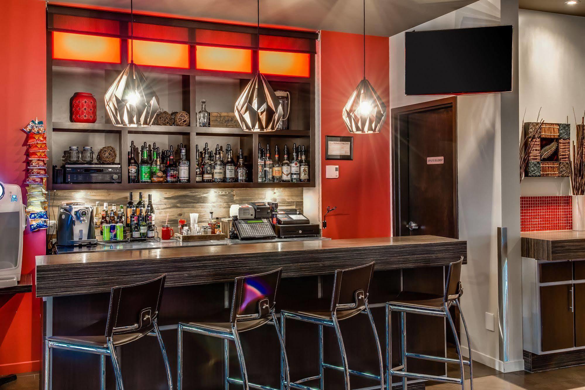 Econo Lodge Inn & Suites Saint Apollinaire 外观 照片