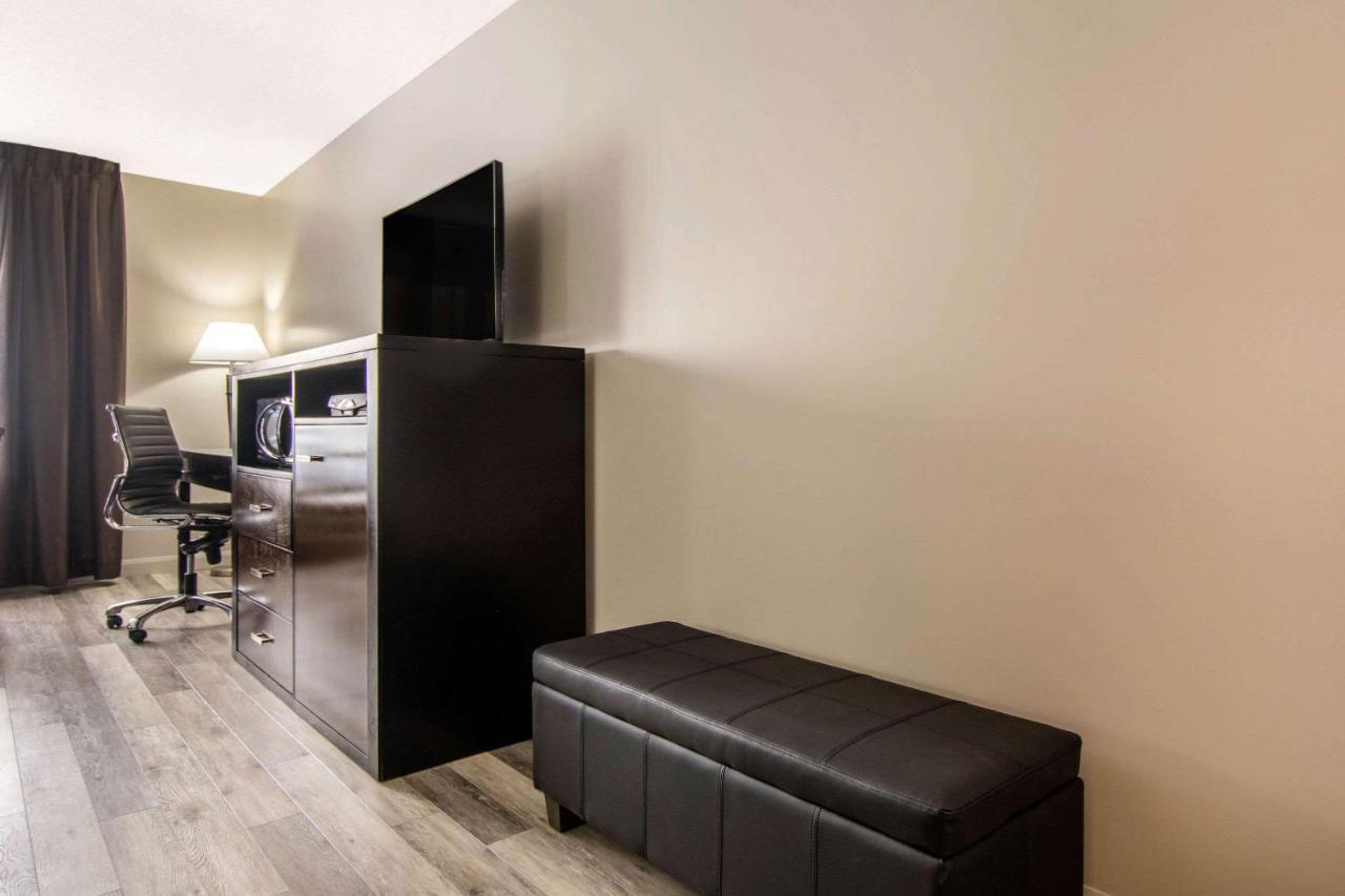 Econo Lodge Inn & Suites Saint Apollinaire 外观 照片