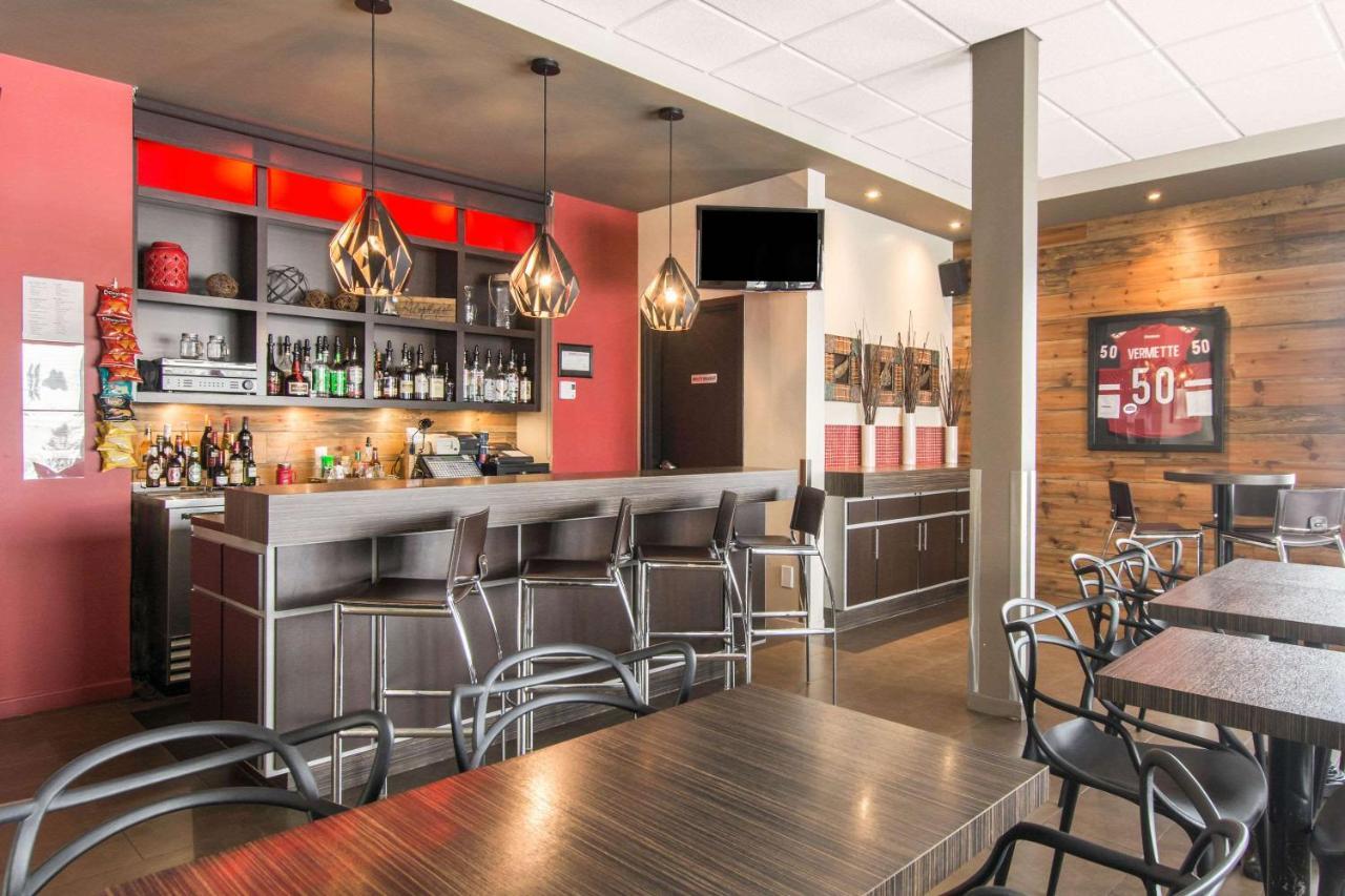 Econo Lodge Inn & Suites Saint Apollinaire 外观 照片