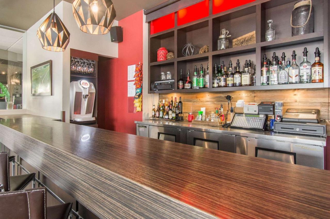Econo Lodge Inn & Suites Saint Apollinaire 外观 照片