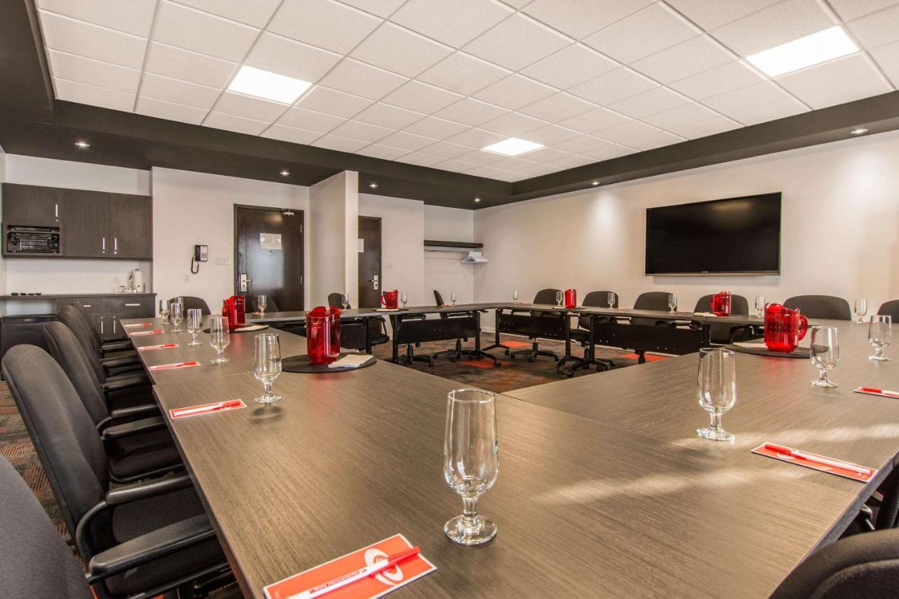 Econo Lodge Inn & Suites Saint Apollinaire 外观 照片
