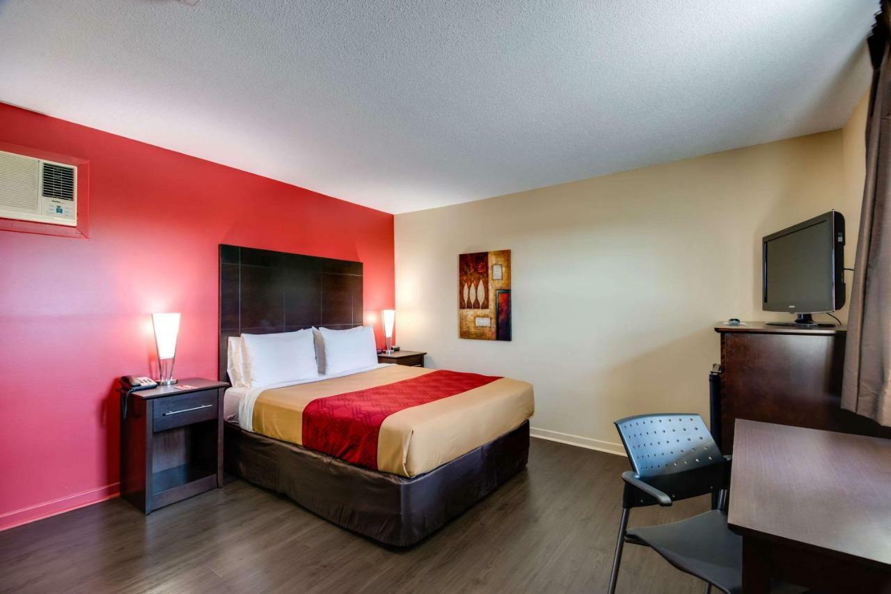 Econo Lodge Inn & Suites Saint Apollinaire 外观 照片