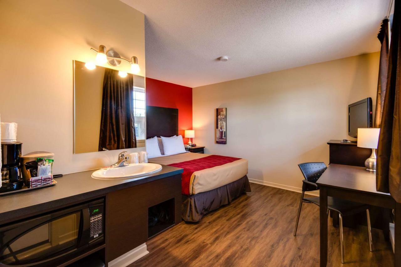 Econo Lodge Inn & Suites Saint Apollinaire 外观 照片
