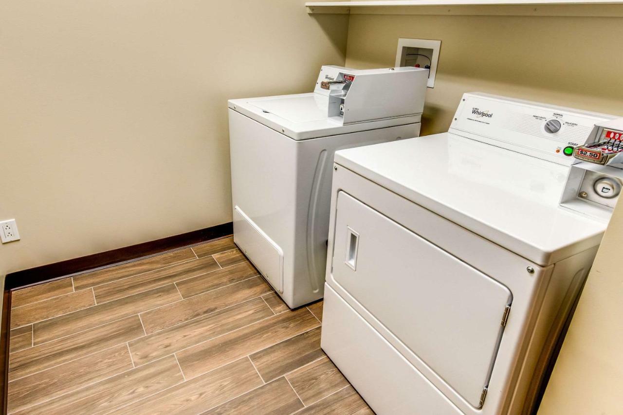 Econo Lodge Inn & Suites Saint Apollinaire 外观 照片