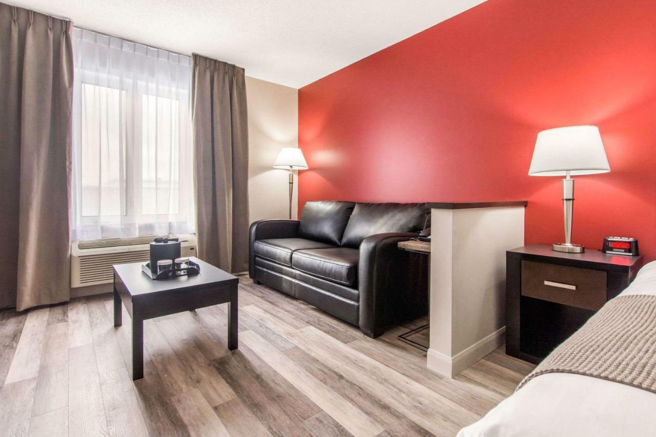 Econo Lodge Inn & Suites Saint Apollinaire 外观 照片