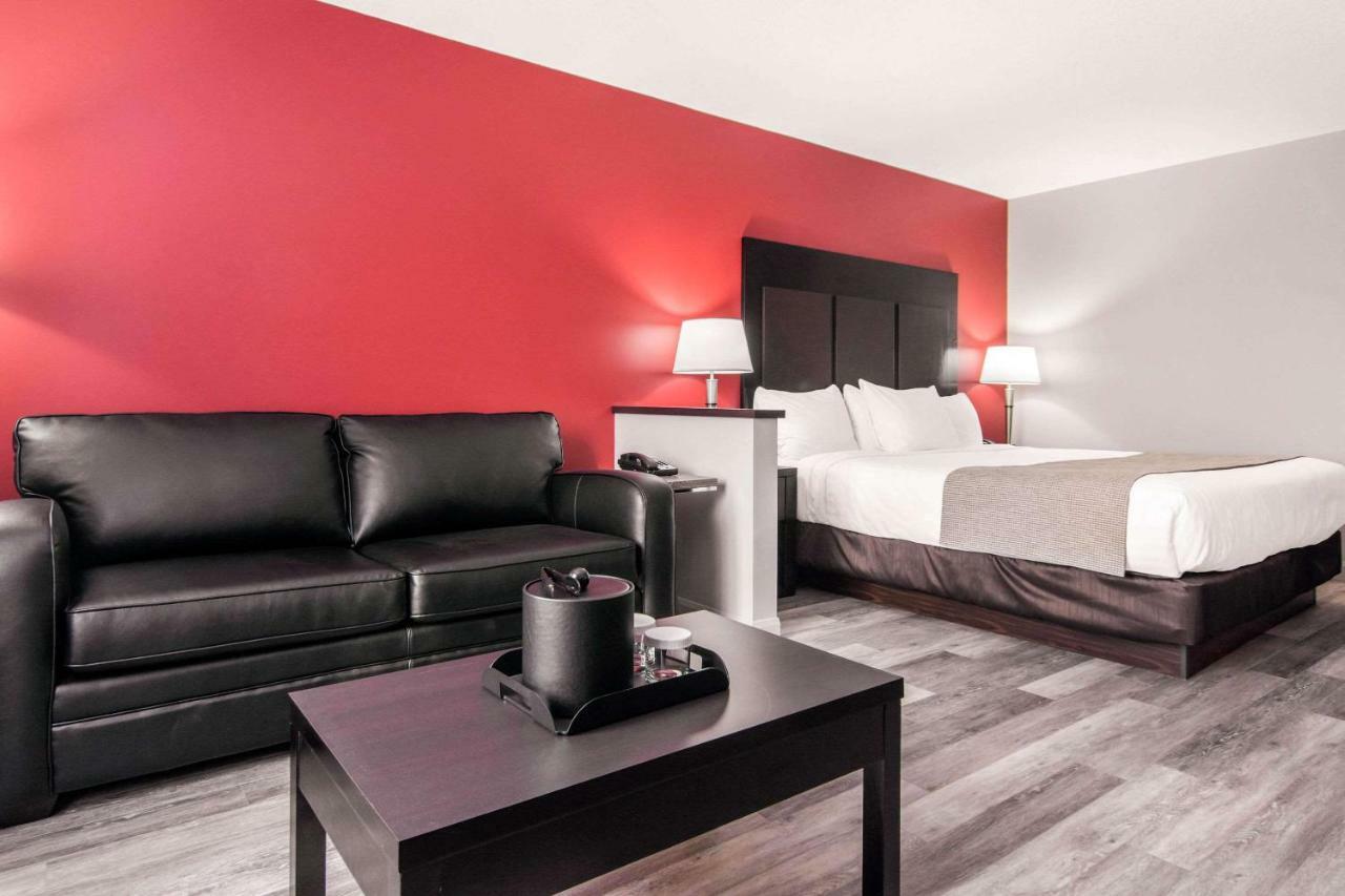 Econo Lodge Inn & Suites Saint Apollinaire 外观 照片